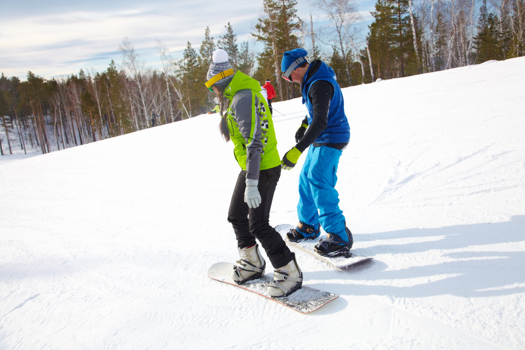 couple snowboarding