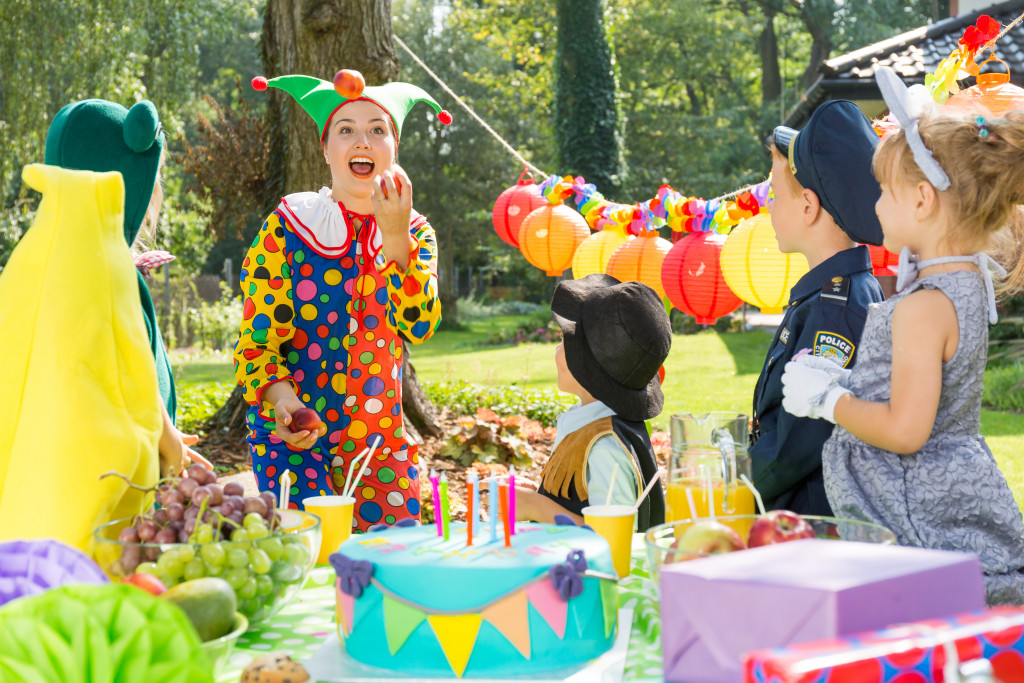 children in a party with clown